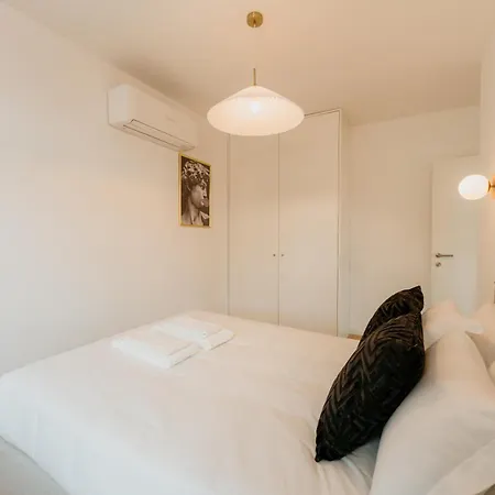 Mary Pink - No 1b - Lovely Two-bedroom Apartment *